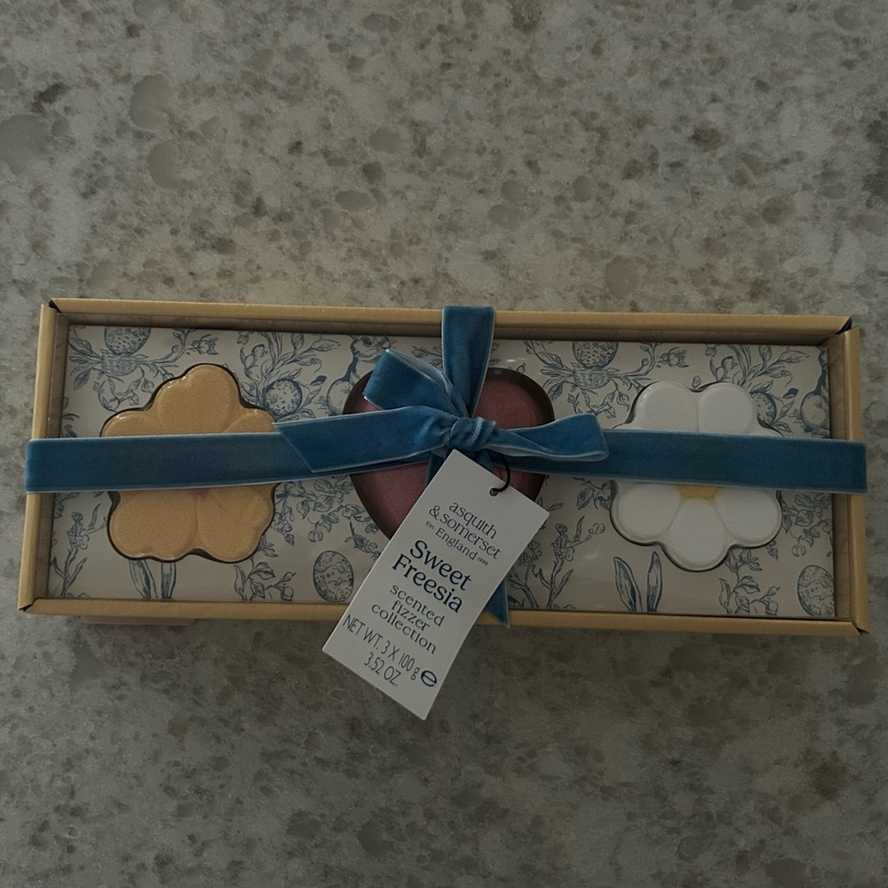 “New” Asquith & Somerset Sweet Freesia Scented Fizzer Set w/ Velvet Blue Ribbon